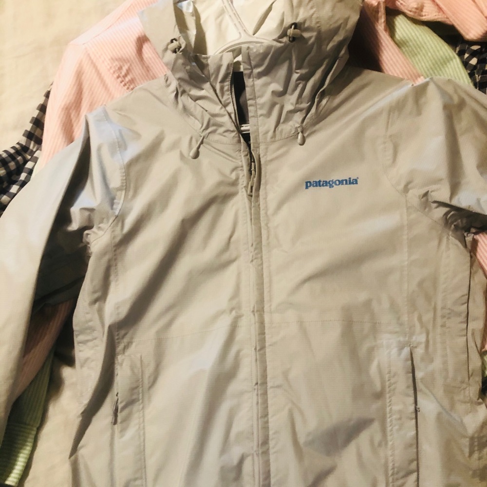 Women’s Patagonia torrentshell rain jacket